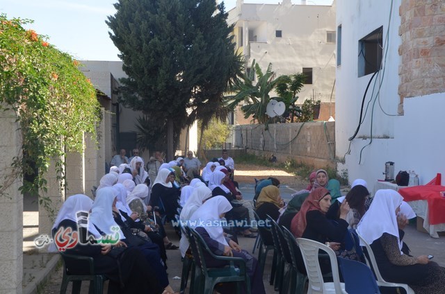 كفرقاسم - فيديو : الرئيس عادل بدير يدشن اللوحة الفنية من ابداعات الأمهات في بيت المسنين وطلاب الزهراء الابتدائية 